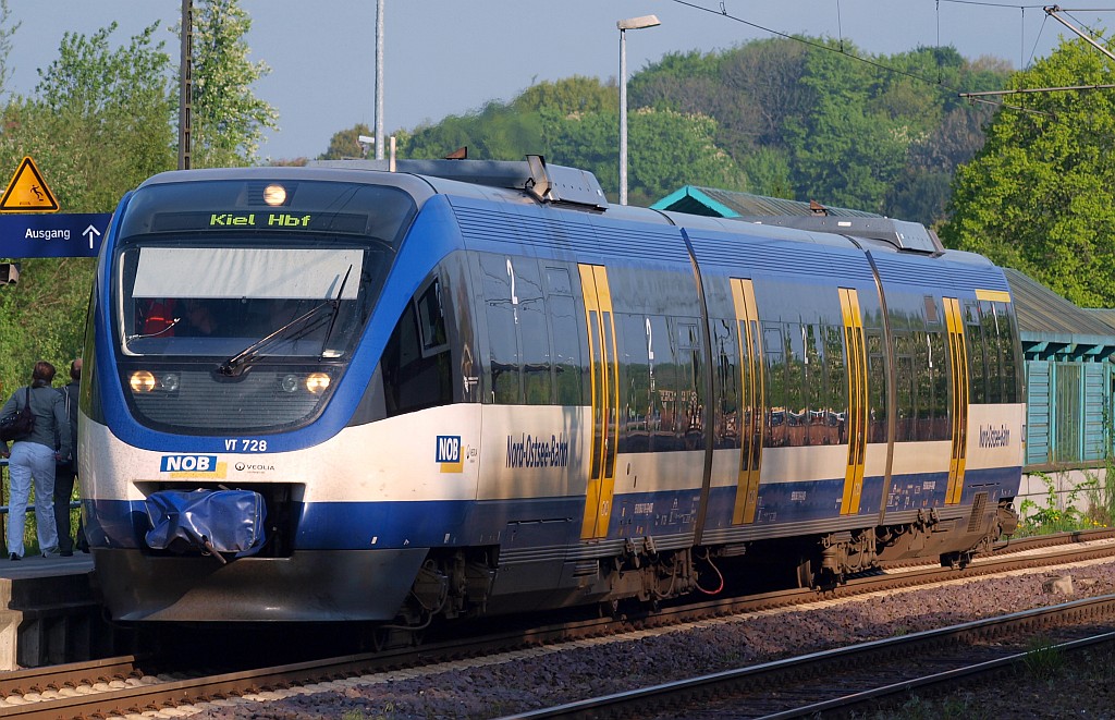 Obwohl noch keine 2 Jahre alt ist dieses Bild schon Geschichte denn die NOB fährt die Kiel Husum Strecke nicht mehr. Hier hält der VT 728(643 118)gerade in Schleswig. 21.5.10