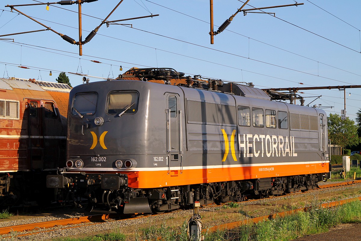 Obwohl schon länger im Dienst nun zum ersten Mal in Dänemark...Hector Rail 162.002  Lang  registriert unter 91 80 6151 070-0 D-HCTOR (REV/NNR 9/03.09.16) genießt die Abendsonne im dänischen Grenzbahnhof Pattburg. (Bearb. M.Steiner, (C) D.Schikorr)