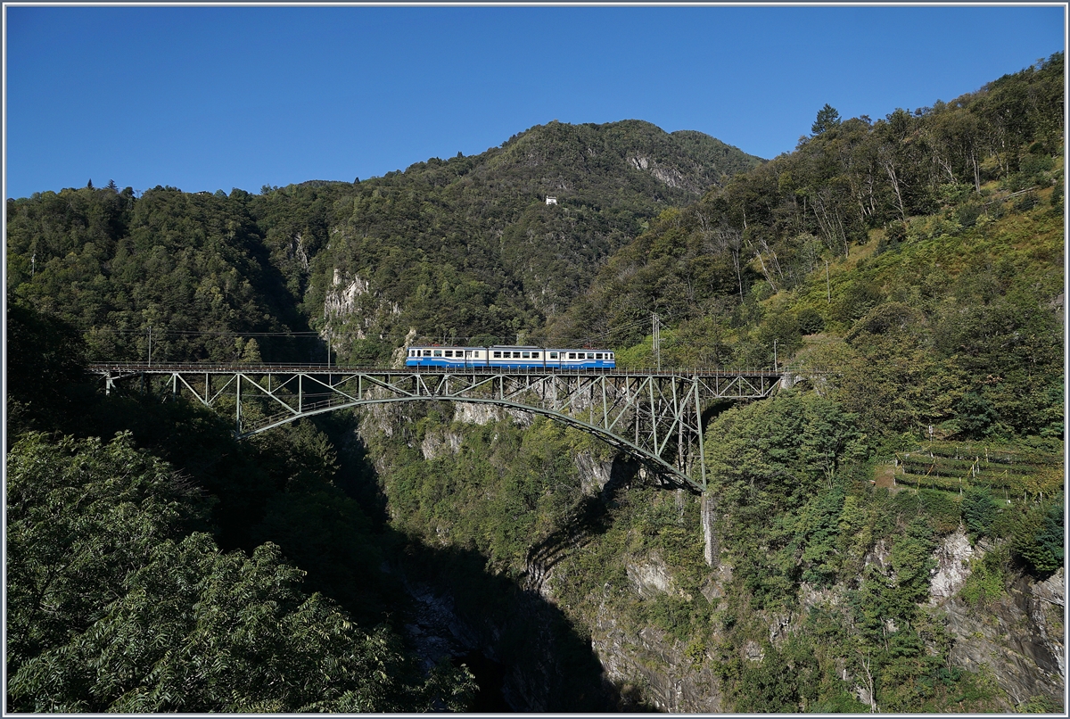 Obwohl schon oft fotografiert, reizt die Isorno Br�cke bei Intragna immer wieder dazu, doch noch ein weiteres Bild anzufertigen, besonders, wenn der SSIF ABe 8/8 22  Ticino  als Regionalzug 138 von Locarno nach Domodossola die Br�cke bef�hrt

10. Okt. 2019 