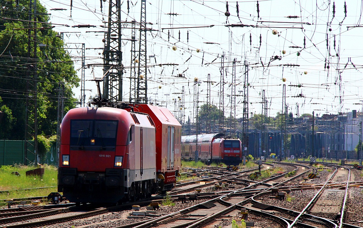 ÖBB 1016 021 rangiert hier mit dem DB Hilfszugwagen am Bremer Hbf umher. 11.06.2022