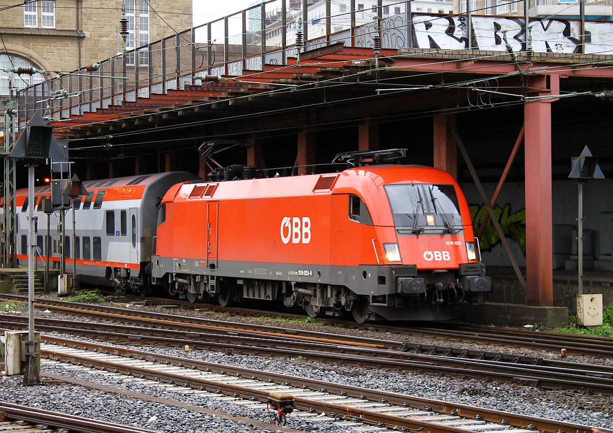 ÖBB 1016 025-8 hatte am 30.05.2015 die Aufgabe den EN 490 Hans Albers von Wien Hbf nach Hamburg-Altona zu bringen, hier konnte der Zug beim verlassen des Hamburger Hauptbahnhofes festgehalten werden.