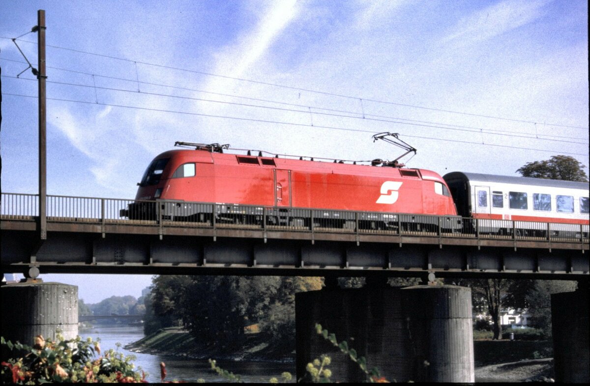 ÖBB 1016 034-9 mit IC auf der Donaubrücke in Ulm im Oktober 2001.
