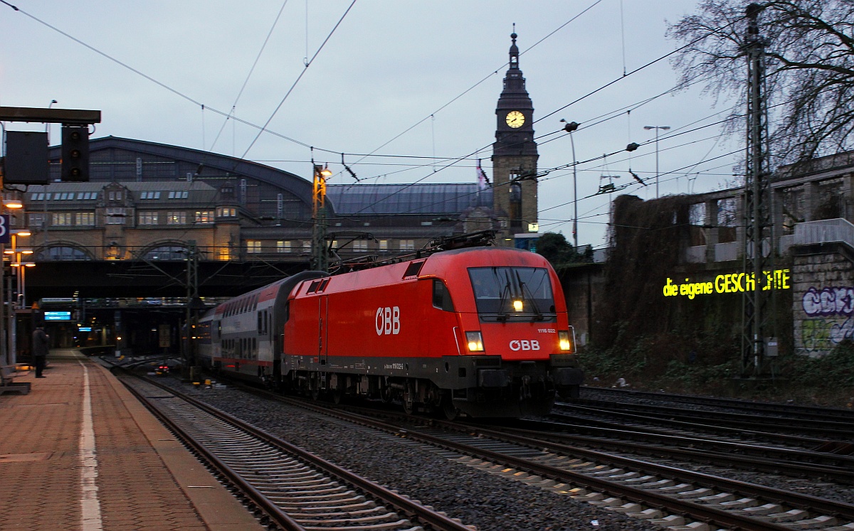 ÖBB 1116 022-5 verlässt hier mit dem EN 490  Hans Albers  den Hamburger Hauptbahnhof. 05.02.2016