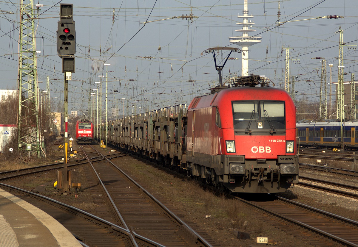 ÖBB 1116 272-4 der ÖBB durchfährt hier Bremen Hbf mit einem langen und leeren Autozug am Haken. 03.03.2012