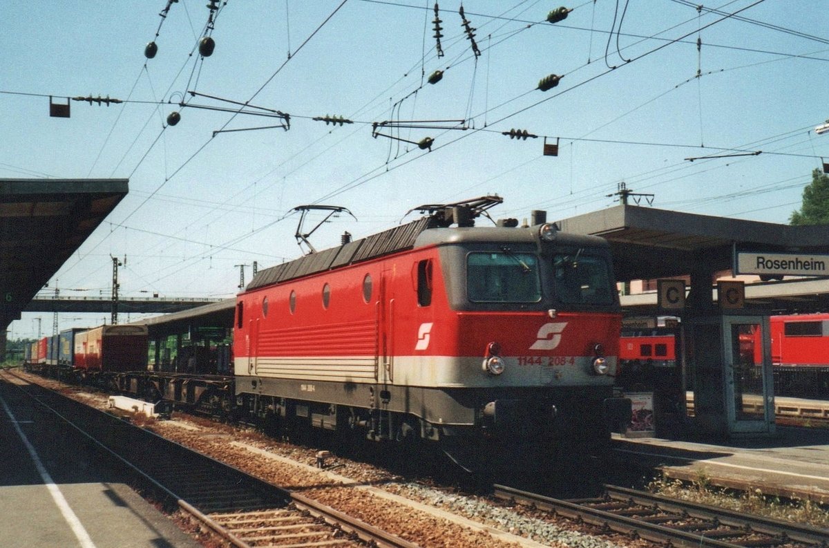 ÖBB 1144 208 durchfahrt am 29 Mai 2006 Rosenheim. Sie war eine der letzte ÖBB-Loks mit der alter ´S´ statt das heutige ÓBB Emblem.