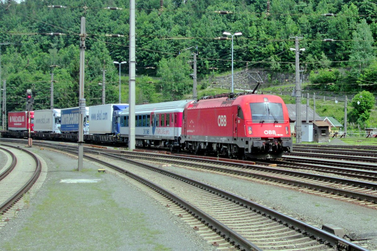 ÖBB 1216 021 treft am 3 Juni 2015 in Schwarzach Sankt-Veit ein.