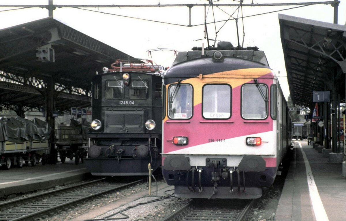 ÖBB 1245.04 und SBB 536 614-1 in Rorschach am 06.09.1988. Der SBB-Triebwagen könnte August 2006 zu einer Abbruch-Firma gekommen sein?