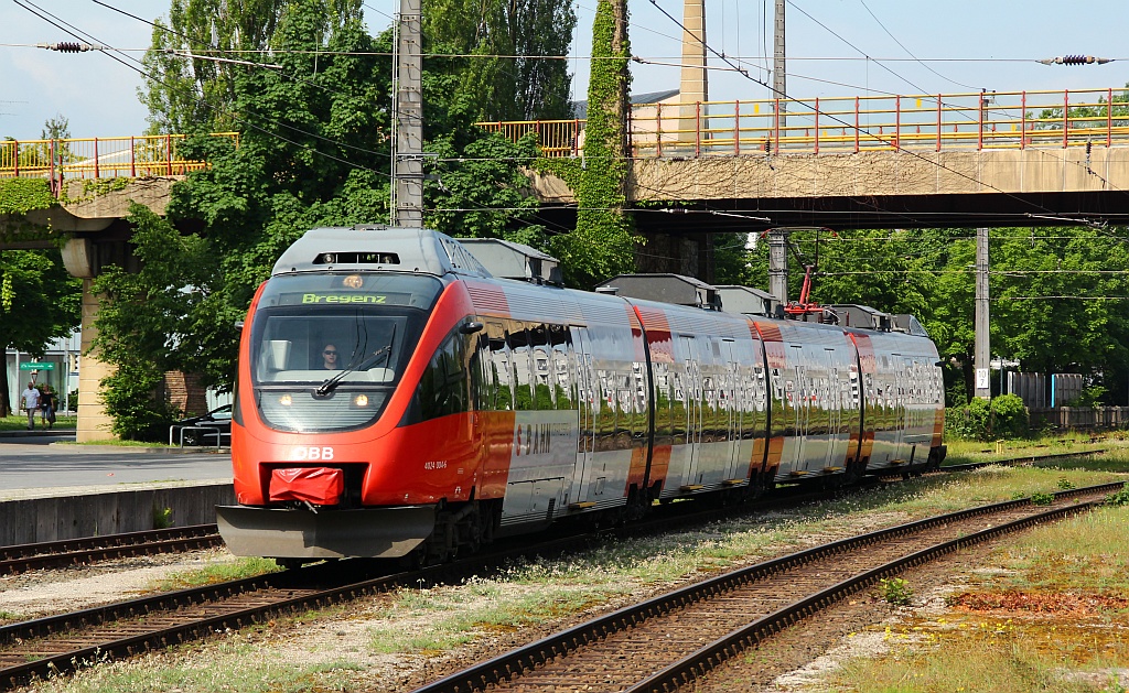 ÖBB 4024 004-6 aus Richtung Wohlfurt kommend bei der Einfahrt in Bregenz. 02.06.12