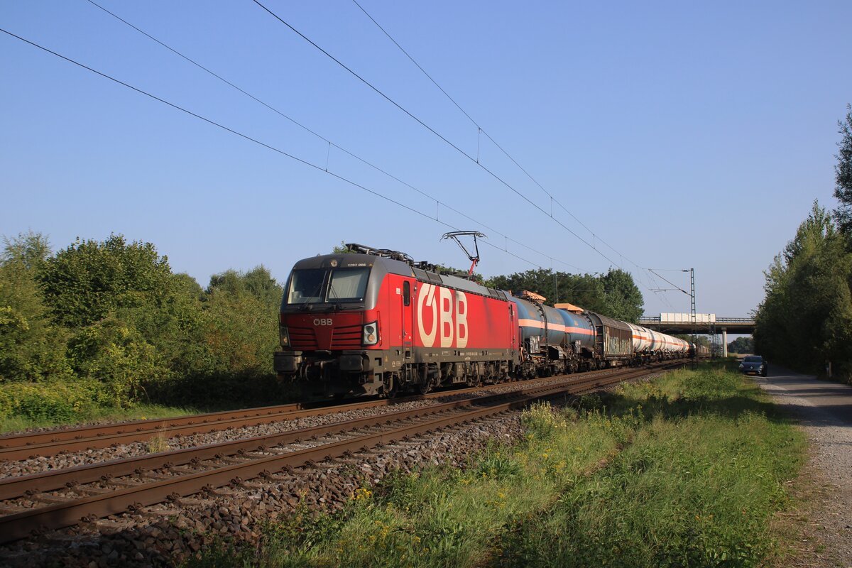 �BB/RCC 1293 066 schlept ein Mischguterzug durch Kaarst-Broicherseite am 12 Augustus 2025.