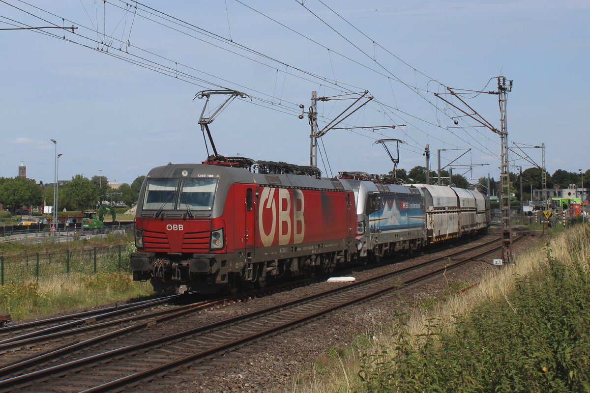 ÖBB/RCC 1293 186 schleppt ein KOhlezug durch Venlo-Vierpaardjes nach Duisburg am 7 Augustus 2025. Ab 18.Augustus wird dieser Bahnübergang abgeschlossen und verschwindet eine bekannter Fotostandpunkt.