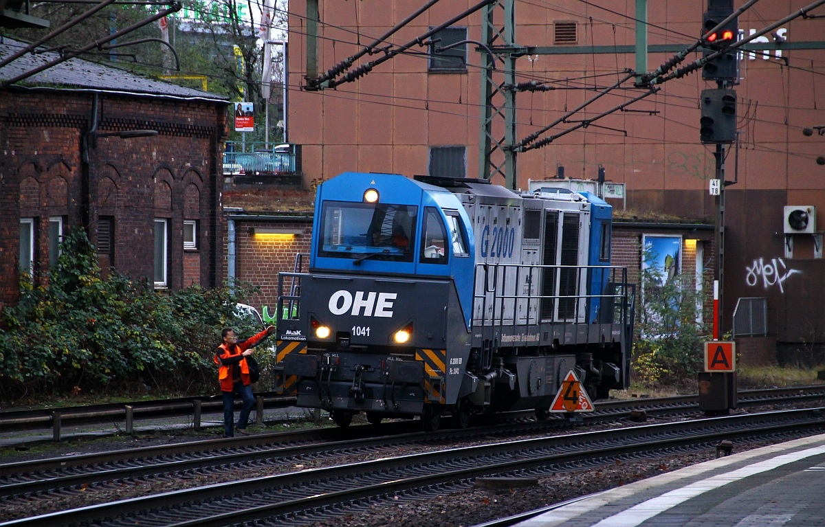 OHE 1041 oder 273 013-3(MaK G 2000BB)hier beim Kurzhalt im Bhf HH-Harburg aufgenommen. 30.11.2013