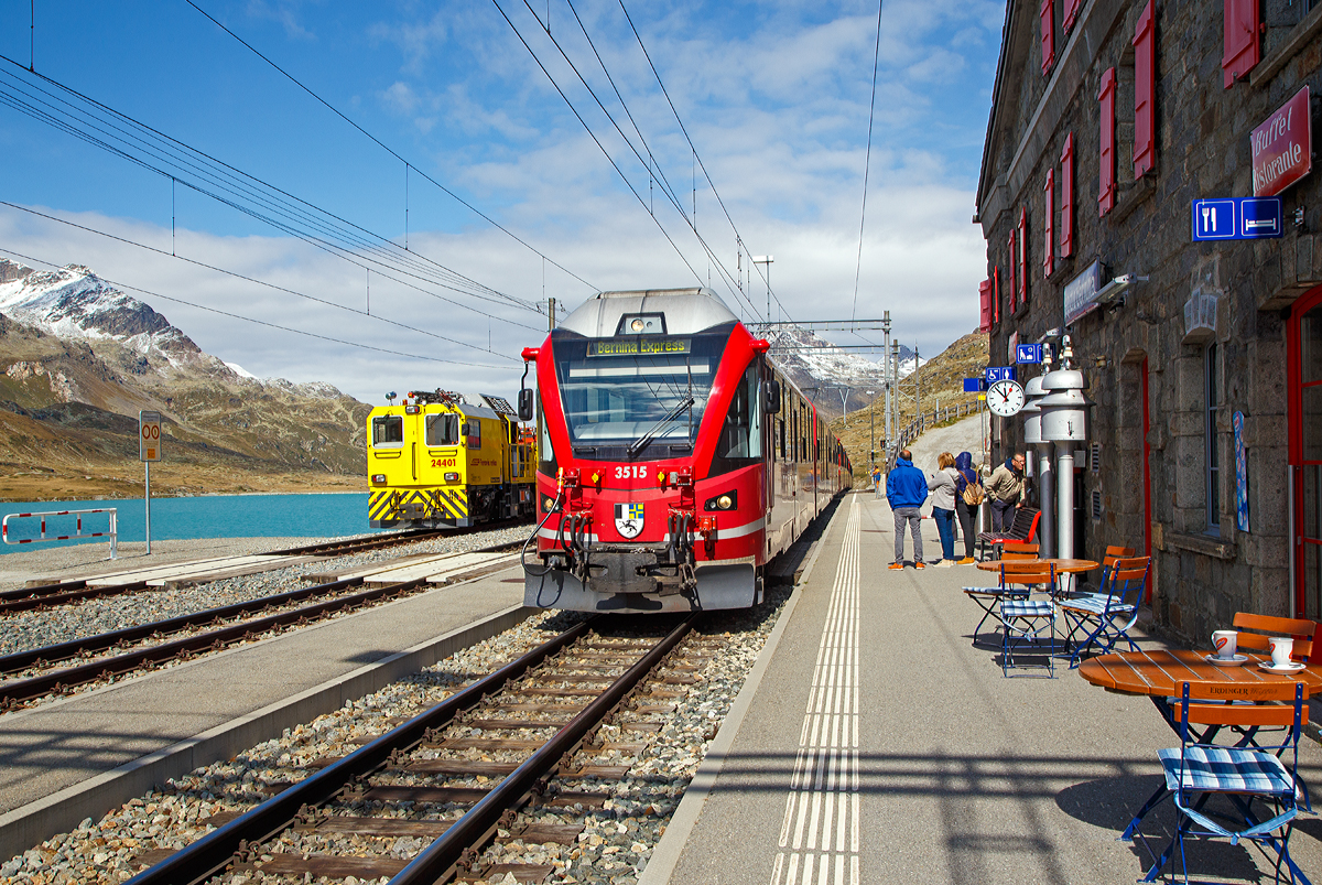 
Ohne Halt fährt der Bernina Express am 13.09.2017 über den höchsten Punkt der Strecke, die Station Ospizio Bernina (Bernina Hospiz). 

Ob die Reisenden wissen was ihnen hier oben entgeht? Geführt wird der Bernina Express hier von dem  ALLEGRA-Zweispannungstriebzug RhB ABe 8/12 - 3515  Alois Carigiet . 