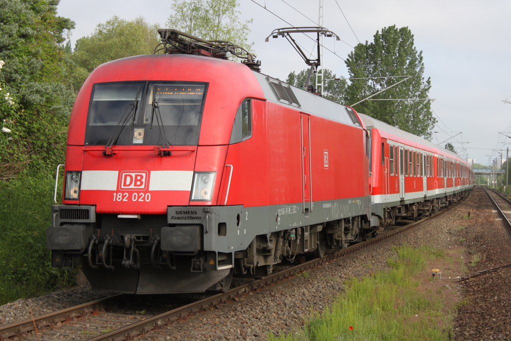 Ohne Kaffeekanne an Bord passierte 182 020 mit RE 13292 von Warnemnde nach Berlin-Ostbahnhof den Haltepunkt Rostock-Marienehe am Morgen des 26.05.2017