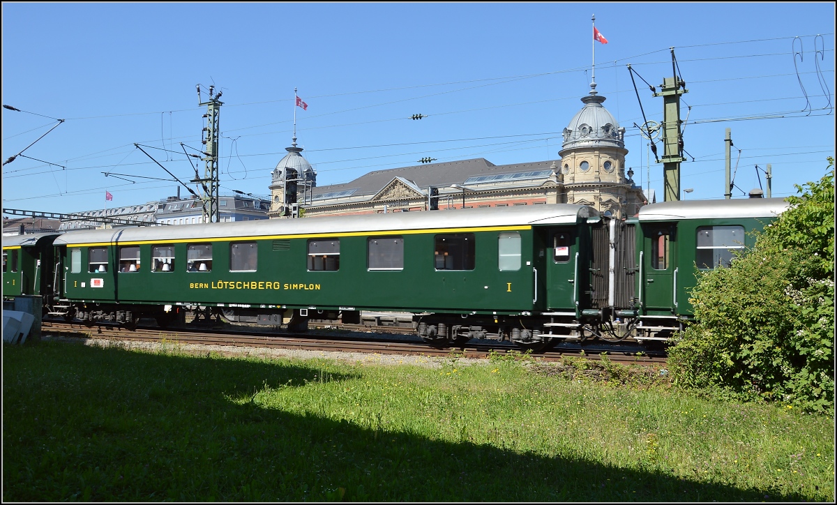 Oldiestunden im Grenzbahnhof. 

BLS-Reisezugwagen. Juni 2014.