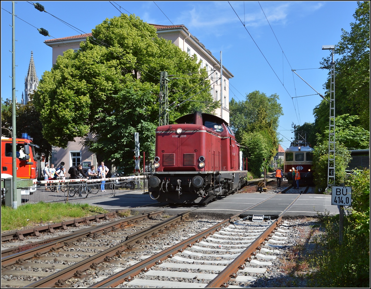 Oldiestunden im Grenzbahnhof. 

Nun �bernimmt V100 2335 der NESA den Sonderzug Basel-Augsburg. Zuvor gab es eine kleine Fotosession mit Re 4/4 I 10034. Drum muss nicht nur die Feuerwehr warten, auch der Seehas und der IC bekommen 2 Minuten Versp�tung. Juni 2014.
