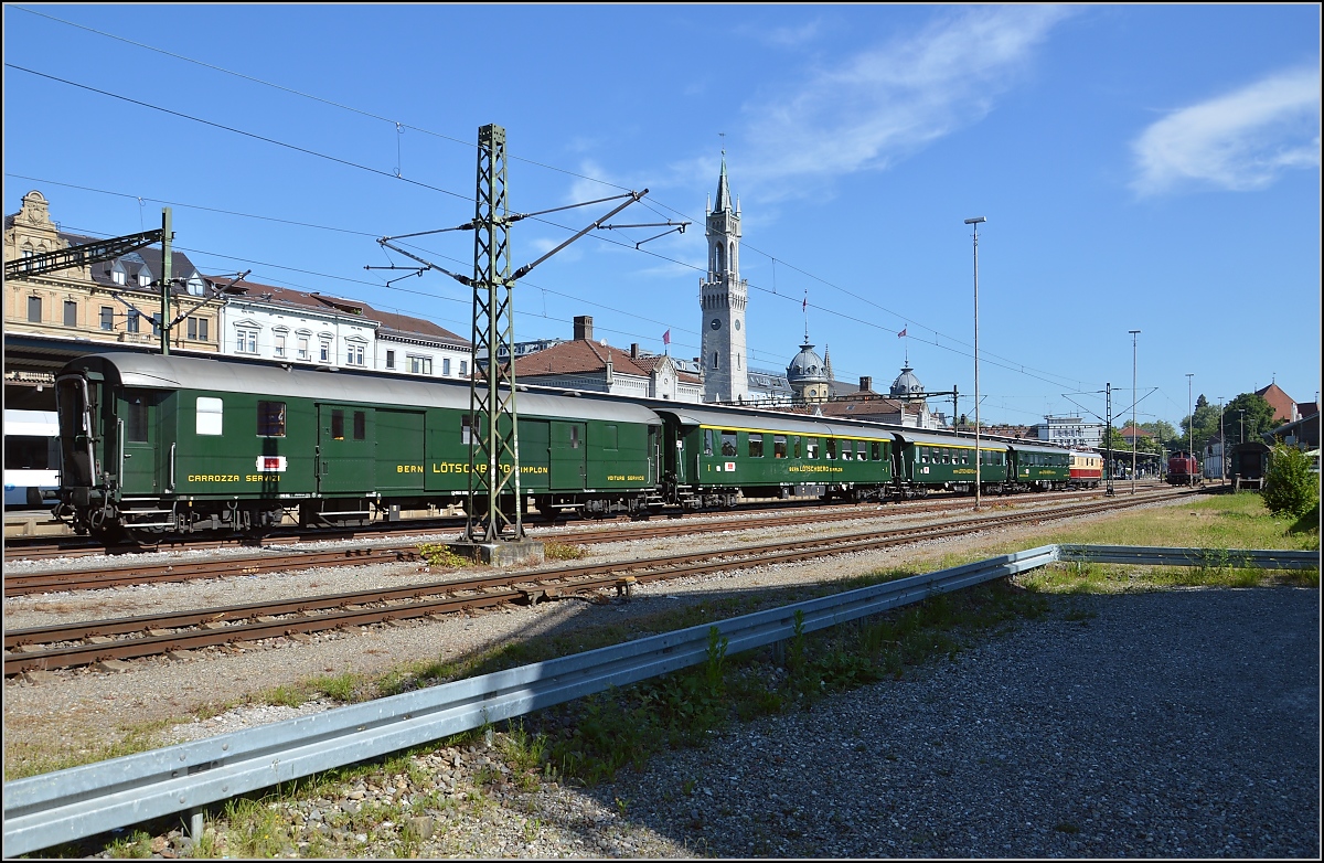 Oldiestunden im Grenzbahnhof. 

Re 4/4 I 10034 bringt den Sonderzug Basel-Z�rich-Stein am Rhein-Konstanz-Augsburg �ber die Grenze nach Konstanz. Juni 2014.