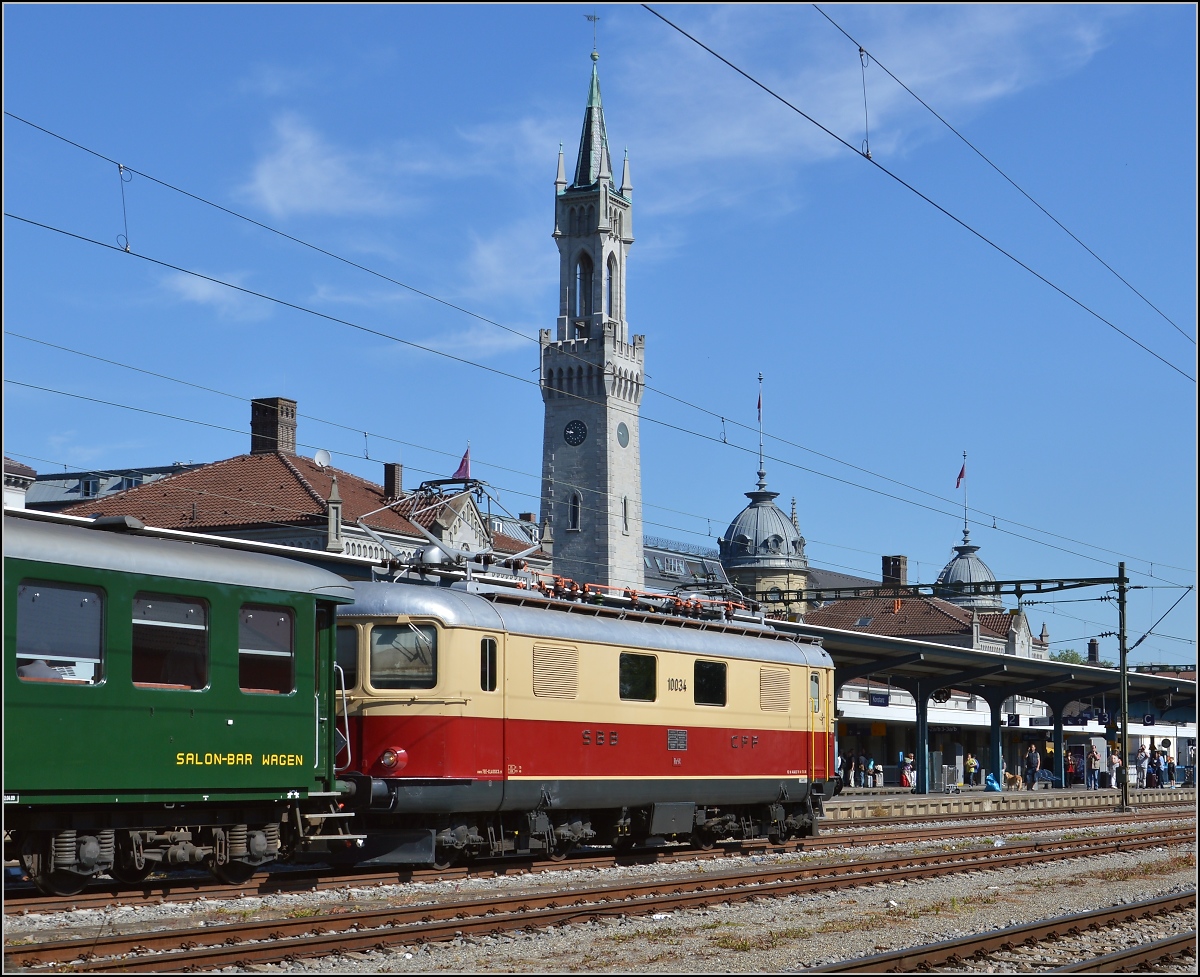 Oldiestunden im Grenzbahnhof. 

Re 4/4 I 10034 bringt den Sonderzug Basel-Z�rich-Stein am Rhein-Konstanz-Augsburg �ber die Grenze nach Konstanz. Juni 2014.
