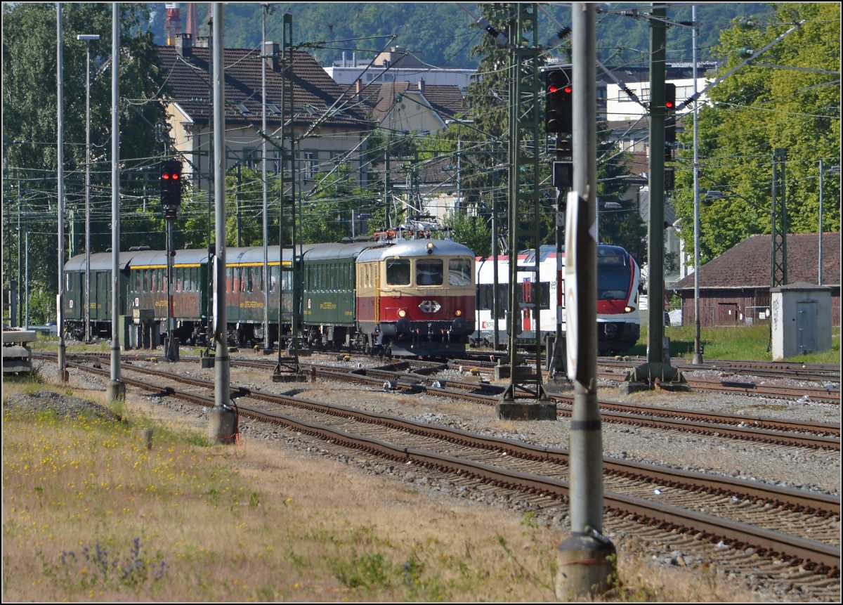 Oldiestunden im Grenzbahnhof. 

Re 4/4 I 10034 bringt den Sonderzug Basel-Z�rich-Stein am Rhein-Konstanz-Augsburg �ber die Grenze nach Konstanz. Juni 2014.