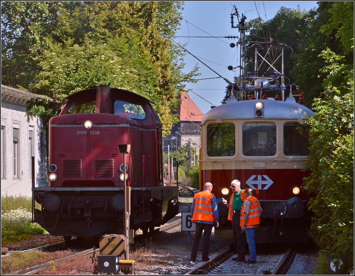 Oldistunden im Grenzbahnhof. 

Nun übernimmt V100 2335 der NESA den Sonderzug Basel-Augsburg. Zuvor gibt es eine kleine Fotosession mit Re 4/4 I 10034. Juni 2014.