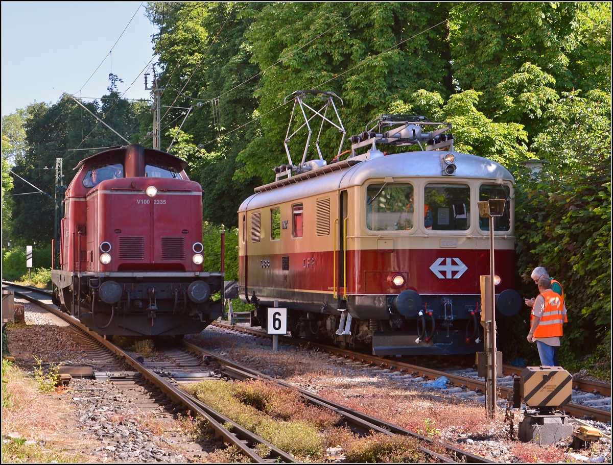 Oldistunden im Grenzbahnhof. 

Nun übernimmt V100 2335 der NESA den Sonderzug Basel-Augsburg. Zuvor gibt es eine kleine Fotosession mit Re 4/4 I 10034. Juni 2014.