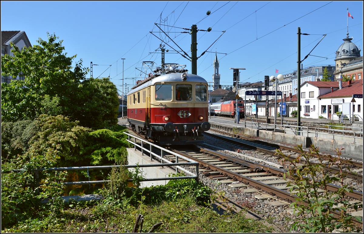 Oldistunden im Grenzbahnhof. Re 4/4 I 10034 darf im Gegensatz zu den Schwestern der Centralbahn nicht nach Deutschland, daher wird in Konstanz abgekoppelt. Juni 2014.