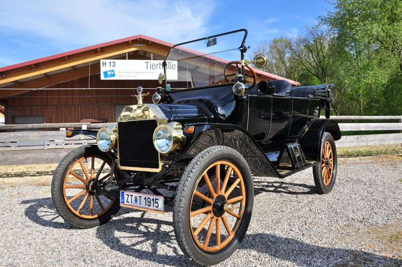 Oldtimer FORD,Bj.1915 auf der Oldtimer Schau am 25.4.2015 in Wieselburg bei Kerschner Reisen.