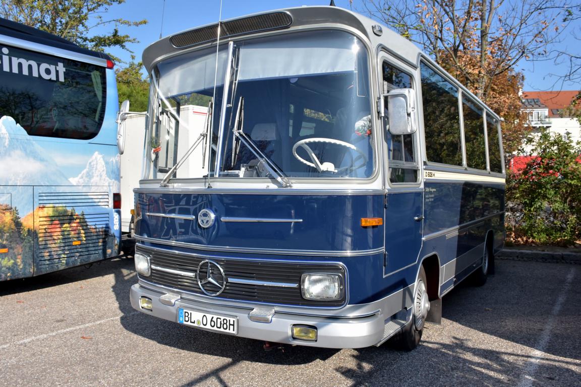 Oldtimer Mercedes O 608 H von O & H Vosgerau Omnibus + Kraftverkehr aus der BRD 09/2017 in Krems.