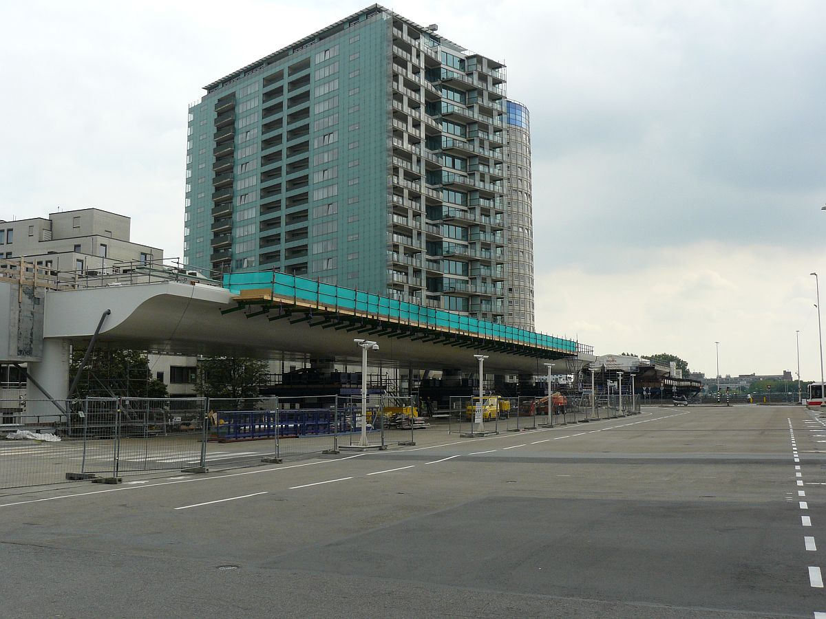 Omnibusbahnhof mit neue Brückenteile für die Randstadrail (Stadtbahn). Den Haag Centraal Station 21-08-2015.

Busstation met in aanbouw zijnde brugdelen voor de Randstadrail.  Den Haag Centraal Station 21-08-2015.