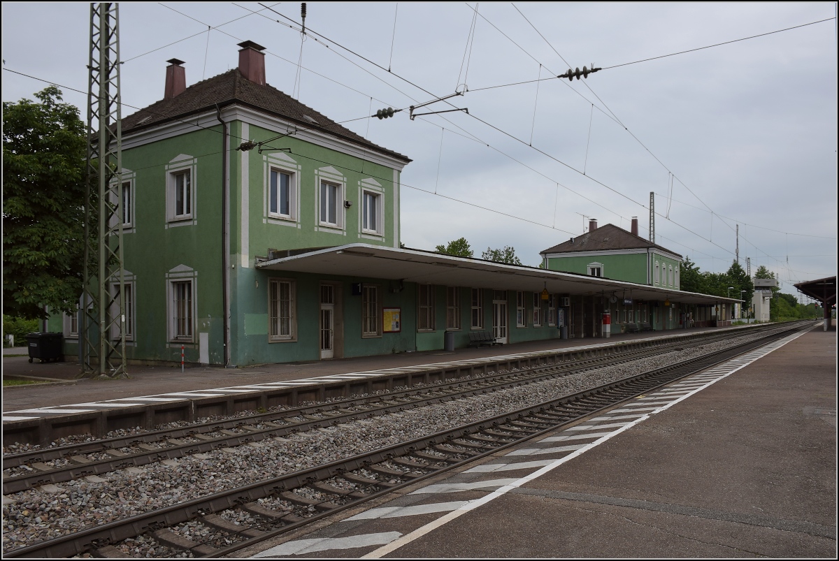 Opfer der NEAT. In Müllheim wird es bald so etwas geben wie Gleis 0 und -1. Dafür muss natürlich der Bahnhof komplett neu arrangiert werden. Und statt Empfangsgebäude gibt es dann bald zwei Gleise. Mai 2020.