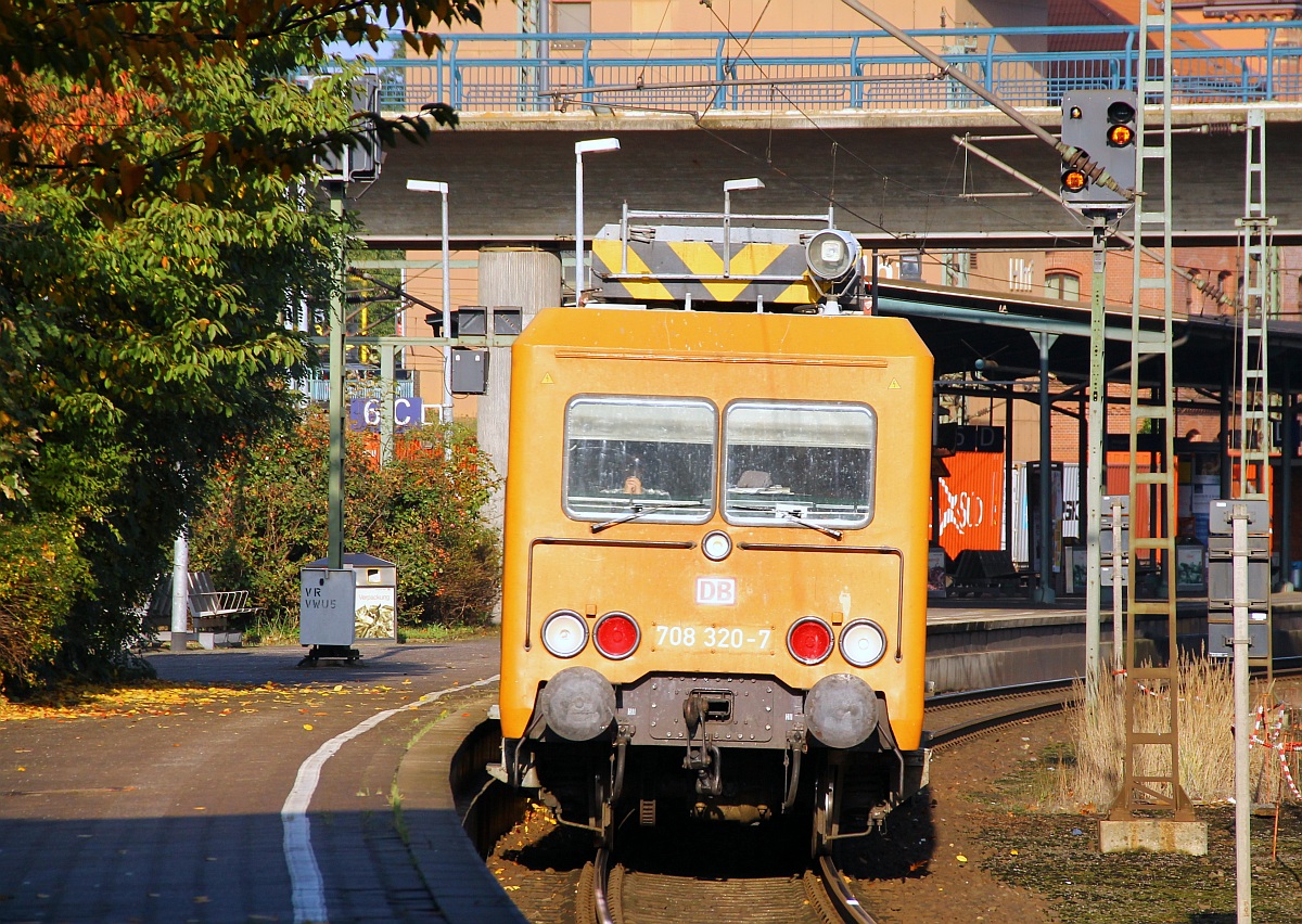 ORT 708 320-7 dieselt hier gemütlich durch den Bhanhof Hamburg-Harburg. 26.10.2013