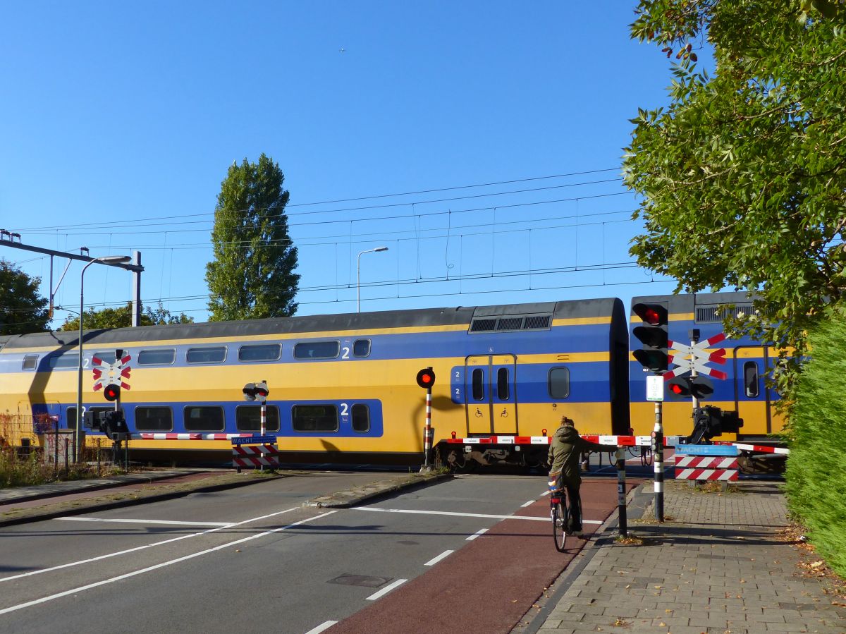 Overweg Haagweg, Leiden 09-10-2016.

Bahnbergang Haagweg, Leiden 09-10-2016.