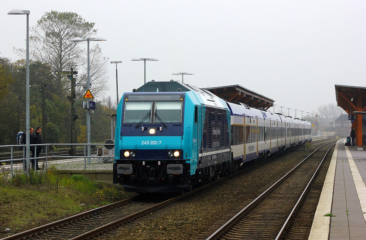 Paribus/NAH-SH/NOB 245 202-7(D-NOB, REV/ FK X/21.10.15) mit der NOB 81752 verlässt hier Niebüll Richtung Westerland/Sylt. 01.11.2015