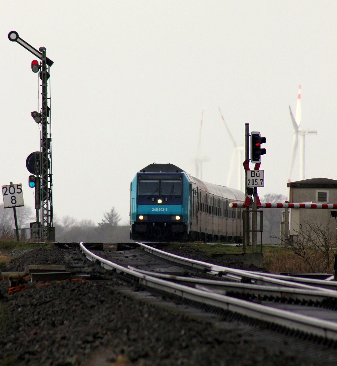 Paribus/NAH.SH/DB 245 203-5 mit dem RE6 nach Hamburg mit Ersatzpark(2xDB, 2xTRI/NX) Einfahrt Lehnshallig 26.12.17