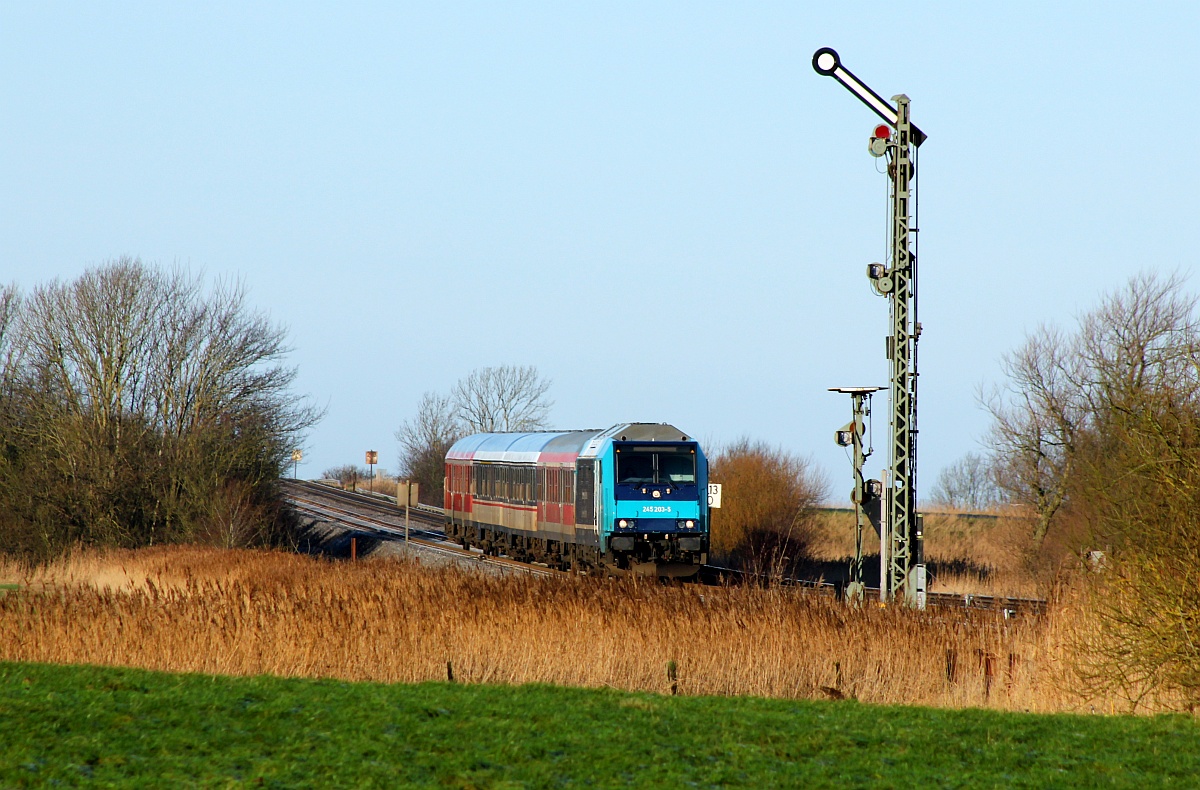 Paribus/NAH.SH/DB 245 203-5 mit einem der letzten Ersatzparks auf dem Weg Richtung Niebüll aufgenommen in Klanxbüll. 17.12.2017