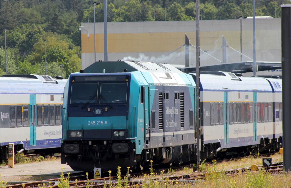 Paribus/NAH.SH/DB 245 215-9 mit leichter Rauchfahne abgestellt im Bw Husum. 10.07.2019