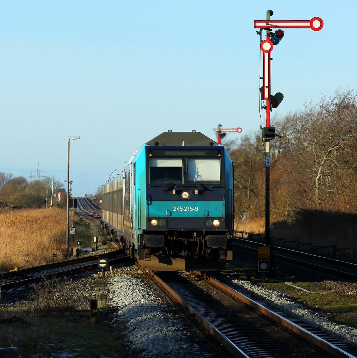 Paribus/NAH.SH/DB 245 215-9 mit RE 6 nach Hamburg in Klanxbüll 17.12.17