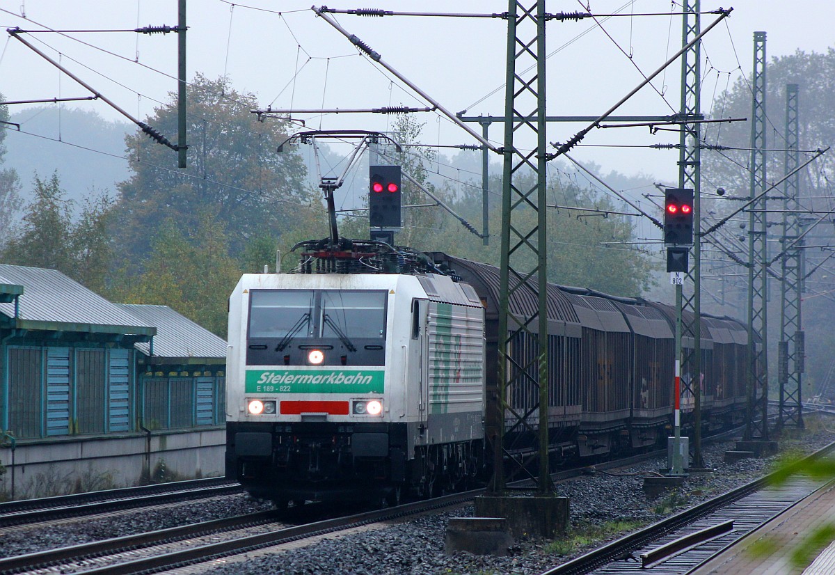 PCW/Steiermarkbahn 189 822-0 mit dem neu angesetzten Papierzug nach München bei der Durchfahrt in Schleswig. 16.10.2015