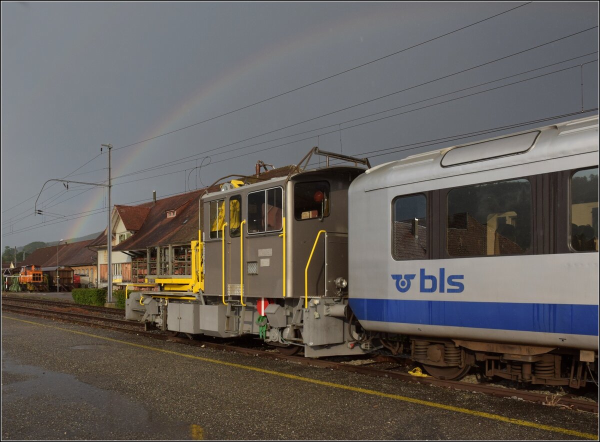 Persistenter Regenbogen in Balsthal.

Tm III 9456 hat selbst einen spannenden Speziallackierung, aber der Regenbogen setzt noch eines drauf. Juni 2023.