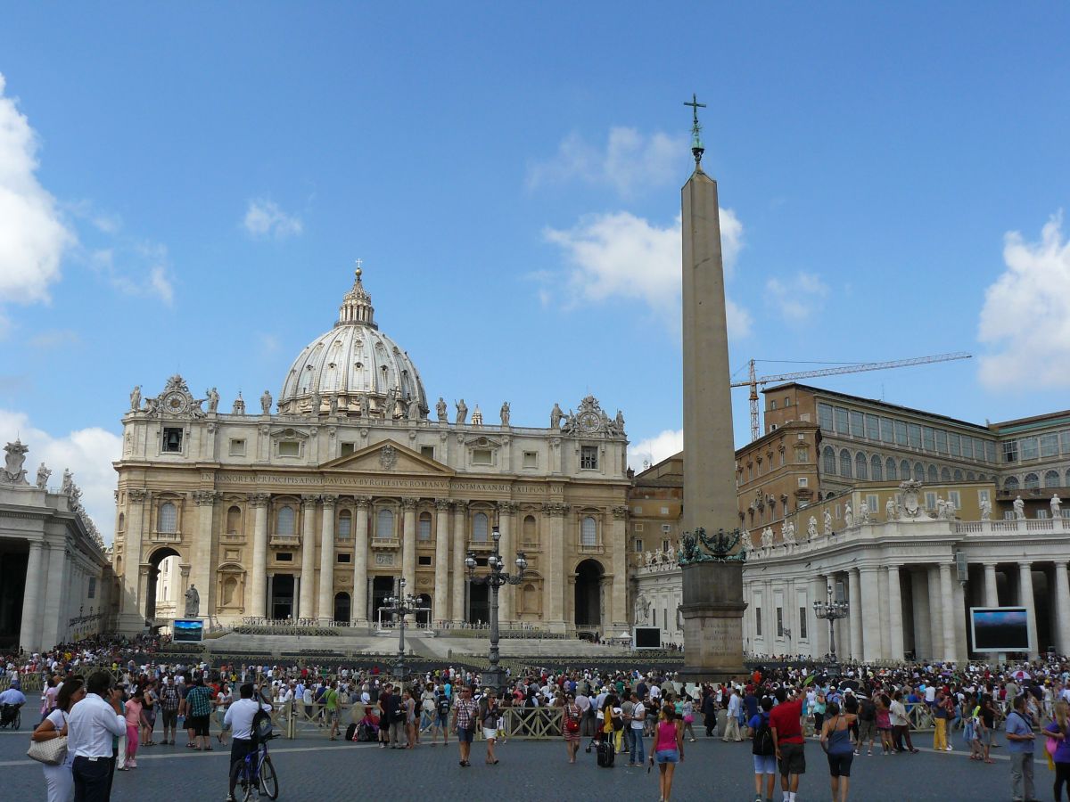 Petersdom. Petersplatz (Piazza San Pietro), Rom 31-08-2014.

De Sint Pieter. Sint Pietersplein (Piazza San Pietro), Rome 31-08-2014.