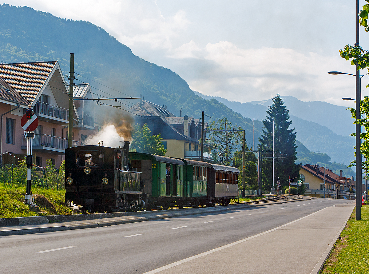 
Pfingstdampf Festival bei der Museumsbahn Blonay-Chamby: 
Die G 3/3 Dampftenderlokomotiven ex BAM Nr. 6 kommt 27. Mai 2012 mit ihrem Personenzug von Chamby in Blonay an, hier passiert sie gerade die Hipsche Wendescheibe vor dem Bf Blonay 