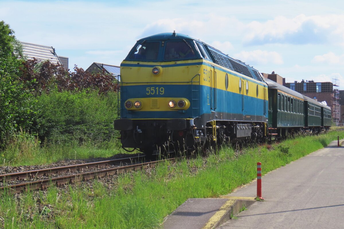 PFT-TSP hat die 5519 von die NMBS gekauft und schickte diese Schönheit nach Puurs, wo sie am 7 Juli 2024 der 1.Pendelzug des Tages nach Baasrode zieht während  Scheldeland in Stoom . Das Bild wurde vom Fahrradweg gemacht.