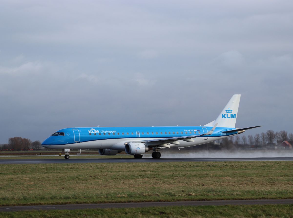 PH-EXC KLM Cityhoppper Embraer 190STD Baujahr 2014. Flughafen Schiphol Amsterdam. Vijfhuizen, Niederlande 06-02-2022.

PH-EXC KLM Cityhoppper Embraer 190STD bouwjaar 2014. Polderbaan van de luchthaven Schiphol. Vijfhuizen 06-02-2022.