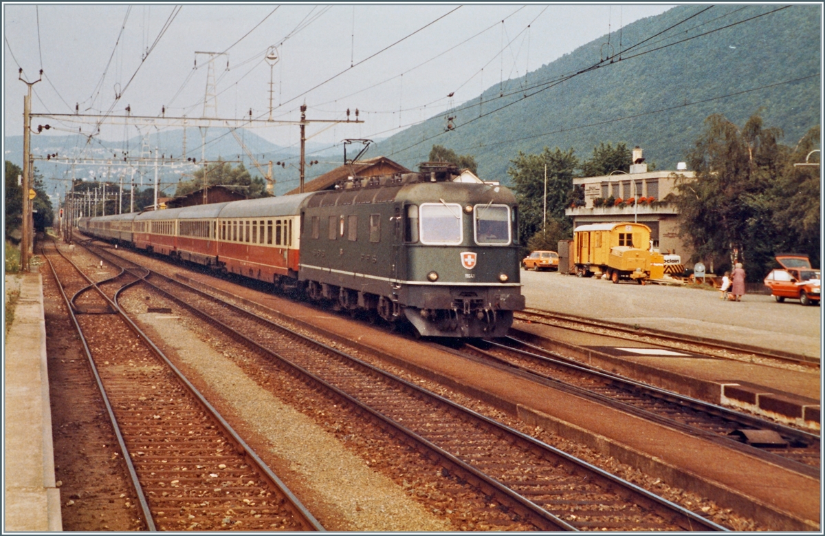 Pieterlen, eine Landstation am Jura Südfuss im Sommer 1984: Vorbei die Zeiten der internationalen Züge Bern - Biel - Delle -Paris, seit wenigen Jahren verkehren auch die Kurswagen Milano - Porrentruy und Irun- Zürich nicht mehr, doch ein internationaler Zug ist geblieben: Der IC 375 Mont Blanc, der früher als Hispania-Express verkehrte, aber auch heute noch neben der DB Stamm IC Komposition SNCF und SBB Liege- und Sitzplatz Kurswagen von und nach Port-Bou führt. Das Bild zeigt den IC 375  Mont Blanc  gezogen von der SBB Re 6/6 11641  Moutier auf dem Weg von Genève nach Hamburg Hamburg bei der Durchfahrt in Pieterlen. 

12. Juli 1984