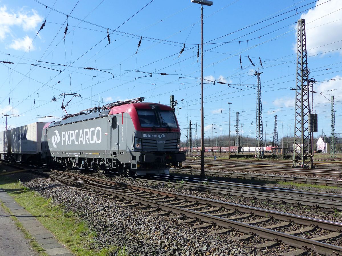 PKP Cargo Lokomotive EU46-508 ( 91 51 5370 032-2 PL-PKPC ) Güterbahnhof Oberhausen West, Deutschland 12-03-2020.


PKP Cargo locomotief EU46-508 ( 91 51 5370 032-2 PL-PKPC ) goederenstation Oberhausen West, Duitsland 12-03-2020.