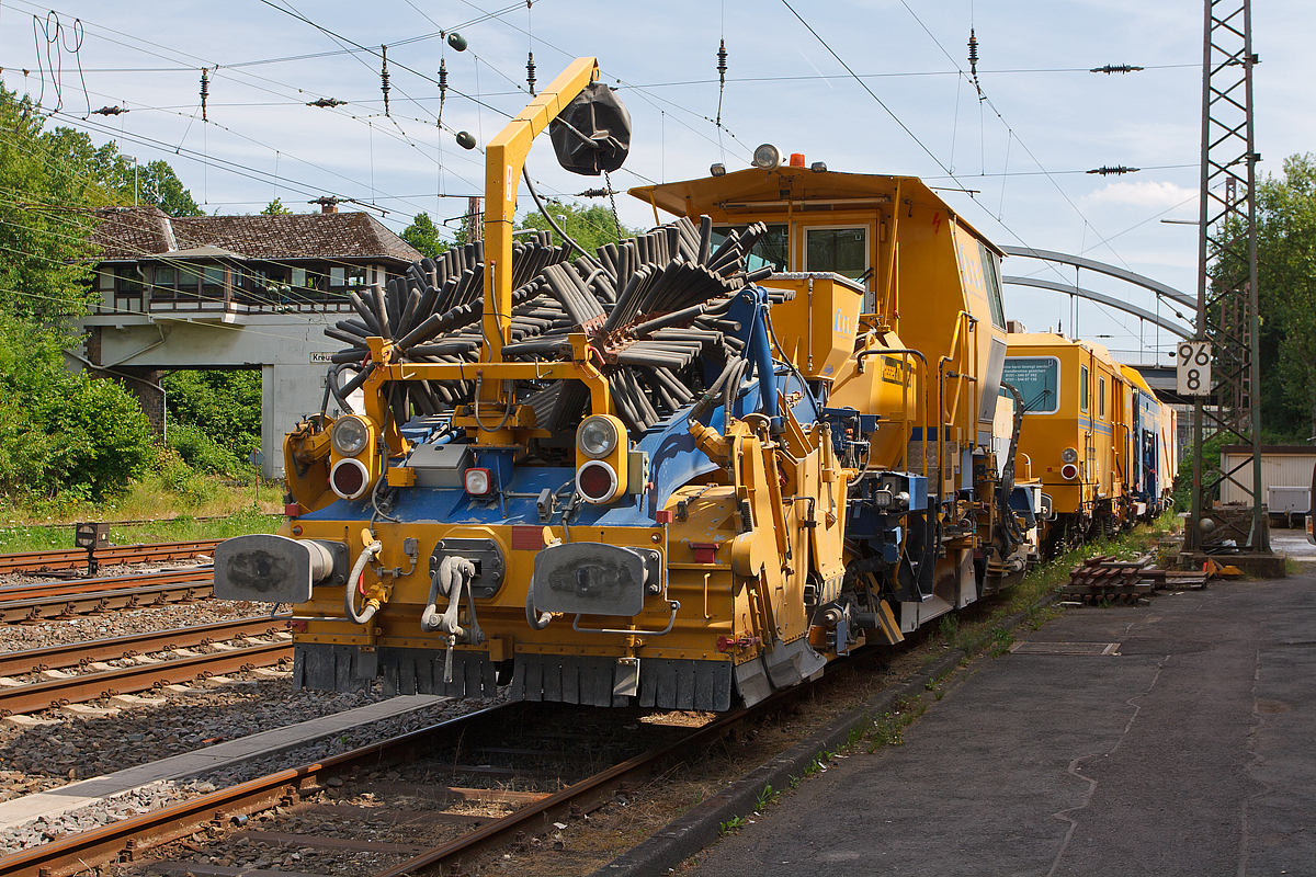 
Plasser & Theurer Schnellschotterplaniermaschine SSP 110 SW (Schweres Nebenfahrzeug Nr. 97 16 46 516 18-9; EBA 04 B09 B017) sowie dahinter die Plasser und Theurer Universalstopfmaschine (Nivellier-, Hebe-, Richt- und Stopfmaschinen) Unimat 09-475/4S (Schweres Nebenfahrzeug Nr. 99 80 9424 001-2; EBA 08 D04 A005) der DGU - Deutsche Gleisbau Union (Koblenz), abgestellt am 18.07.2014 in Kreuztal.

TECHNISCHE DATEN der SSP 110 SW:
Spurweite: 1.435 mm 
Eigengewicht: 44 t 
zul. Anhängelast: 40 t
Länge über Puffer: 17.230 mm
Achsabstand: 8.100 mm 
Achsanzahl: 2 (große Räder)
Motorleistung: 400 kW
Höchstgeschwindigkeit: 100 km/h
Kleinster befahrbarer Radius: 120 m
zul. Streckenklasse: D4 oder höher          
Zur Mitfahrt zugel. Personen: 3

TECHNISCHE DATEN der Unimat 09-475/4S: 
Baujahr: 2011 
Fabriknummer: 1358
Spurweite: 1.435 mm
Länge über Puffer: 31.540 mm
Gesamtwicht: 122,6 t
Anhängelast: 50 t
Höchstgeschwindigkeit: 100 km/h
kleinster befahrbarer Radius: R 150
zul. Streckenklasse: D4 und höher
zur Mitfahrt zugelassene Personen: 5