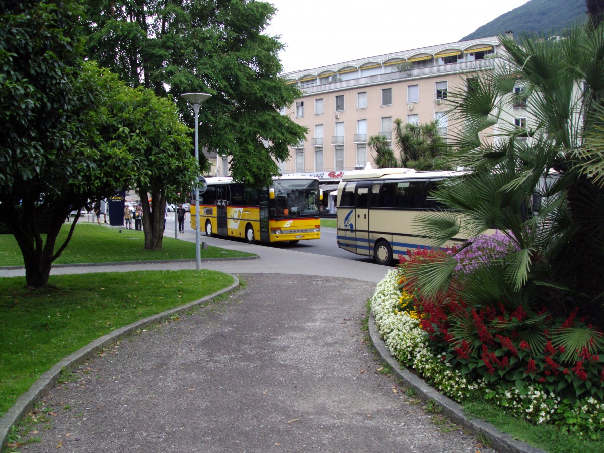 POSTAUTO-Setra 300er wartet bei der Haltestelle Locarno,Casino am 22.7.14.