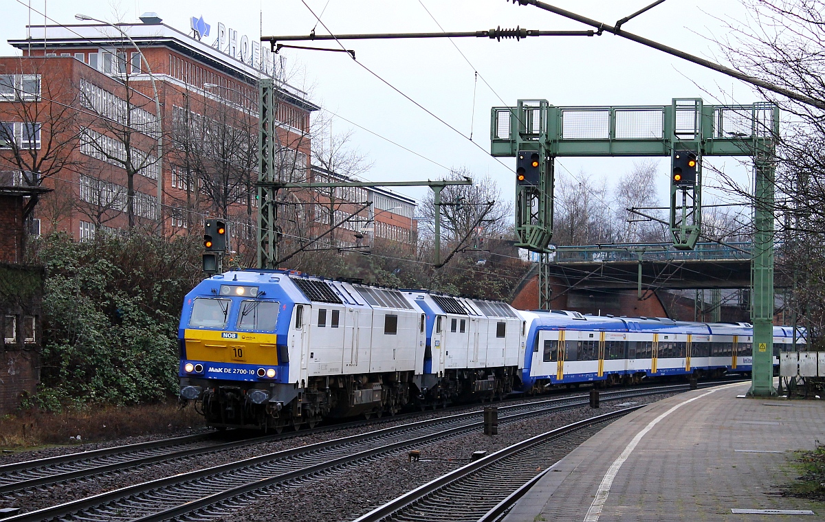 Powerpack oder eine seltene Doppeltraktion, MaK DE2700-10 und 01 mit einem NOB Wagenpark am Haken aufgenommen im Bhf HH-Harburg am 21.02.2015