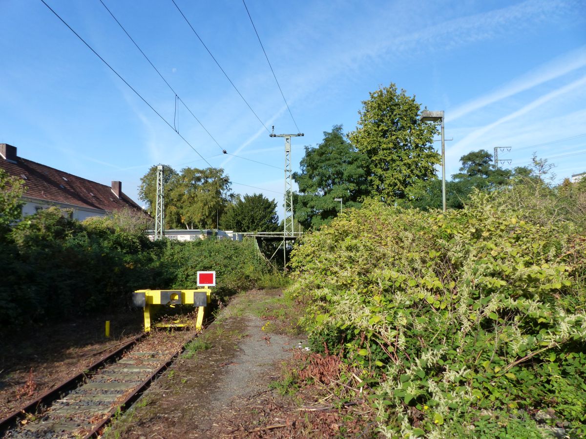 Prellbock Bahnhof Emmerich am Rhein 19-09-2019.

Stootjuk kopspoor achter de oude verkeersleidingpost station Emmerich 19-09-2019.
