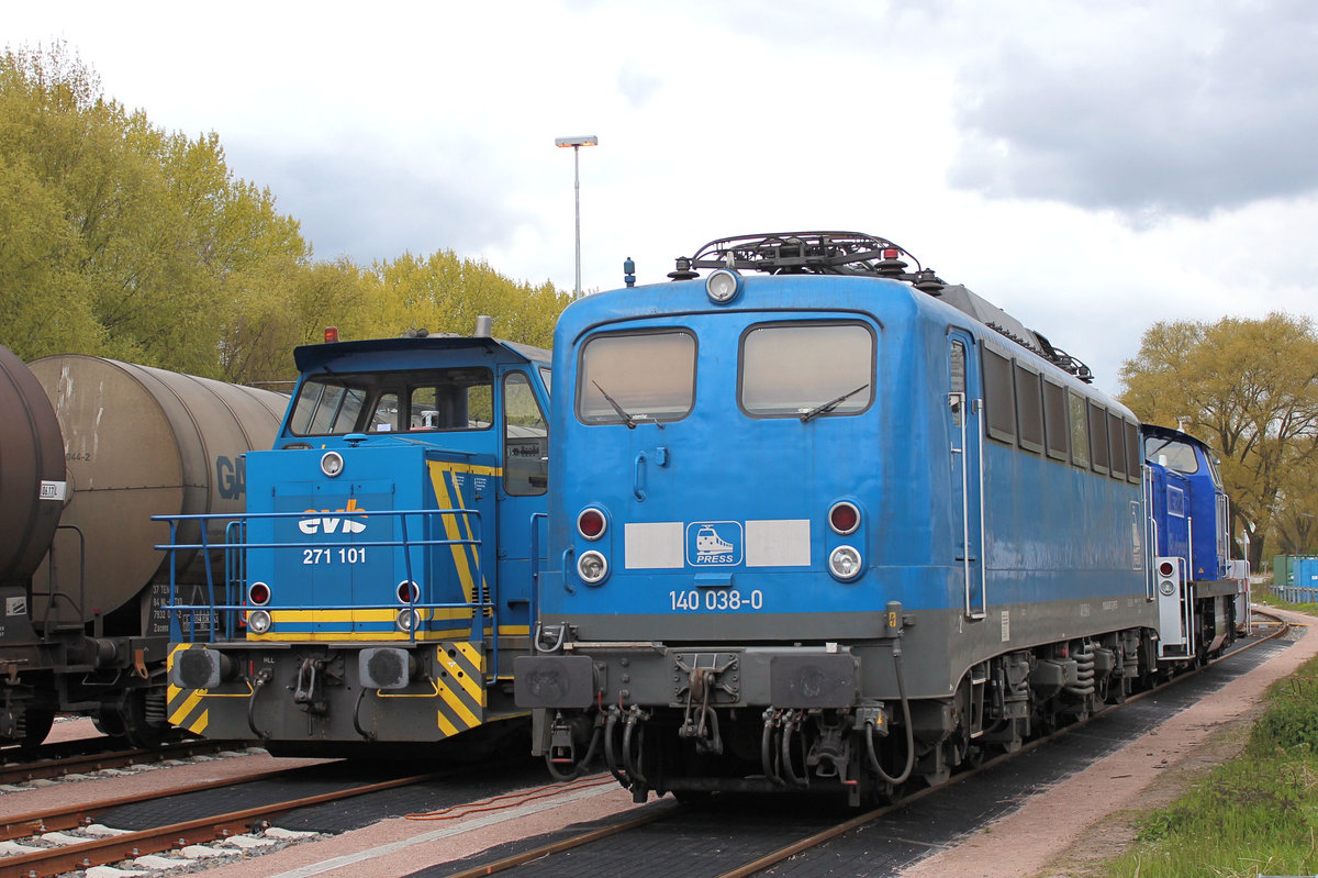 PRESS 140 038-0, evb 271 101 und im Hintergrund Metrans 295 091-3 am 29.04.2017 in Hamburg - Waltershof.