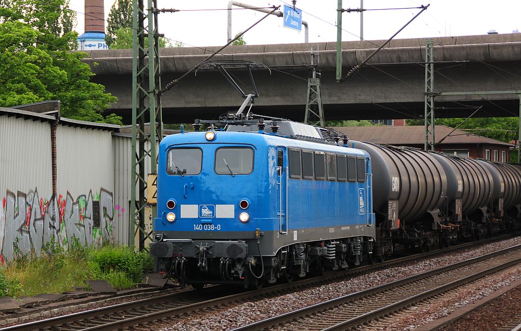 PRESS 140 038-0 im Original die 140 851-7 mit Unt/LDX/19.03.2012 rollt hier glänzend und schön sauber mit einem Öler von Hamburg Hohe Schaar kommend durch HH-Harburg. 21.06.2012